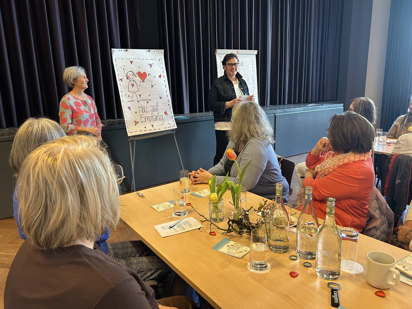 Begrüssung durch die Präsidentin.
Referentin Susanne Vogel-Engeli.