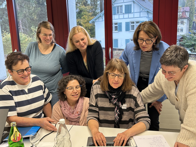 Volle Konzentration beim Erstellen des Newsletters.